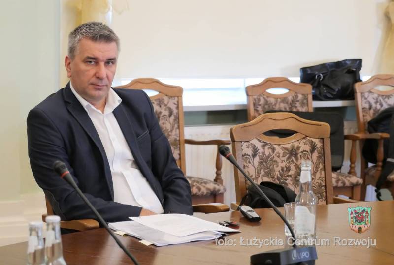 Prezes zarządu ZGiUK podczas sesji Rady Miasta Lubań